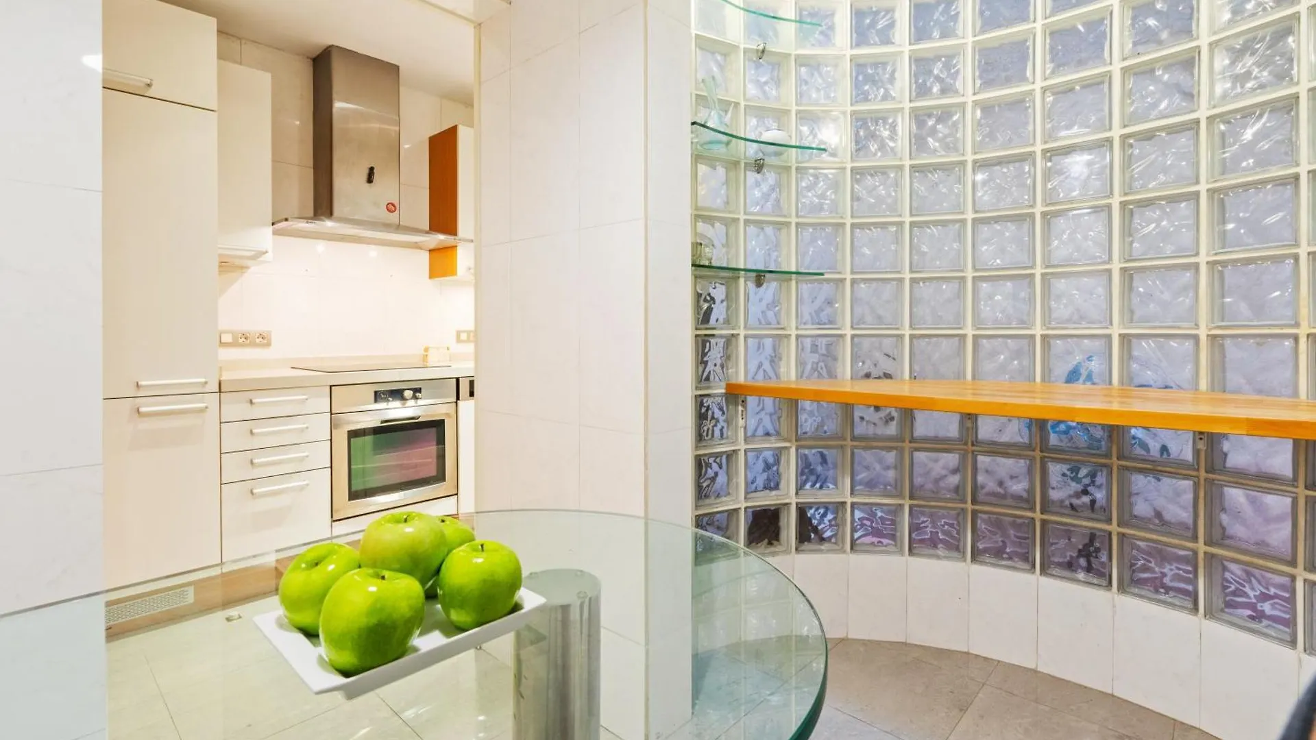 Quiet, Vibrant 2 Bedroom In Pedestrian Eixample Barcelona 0*,  Hiszpania