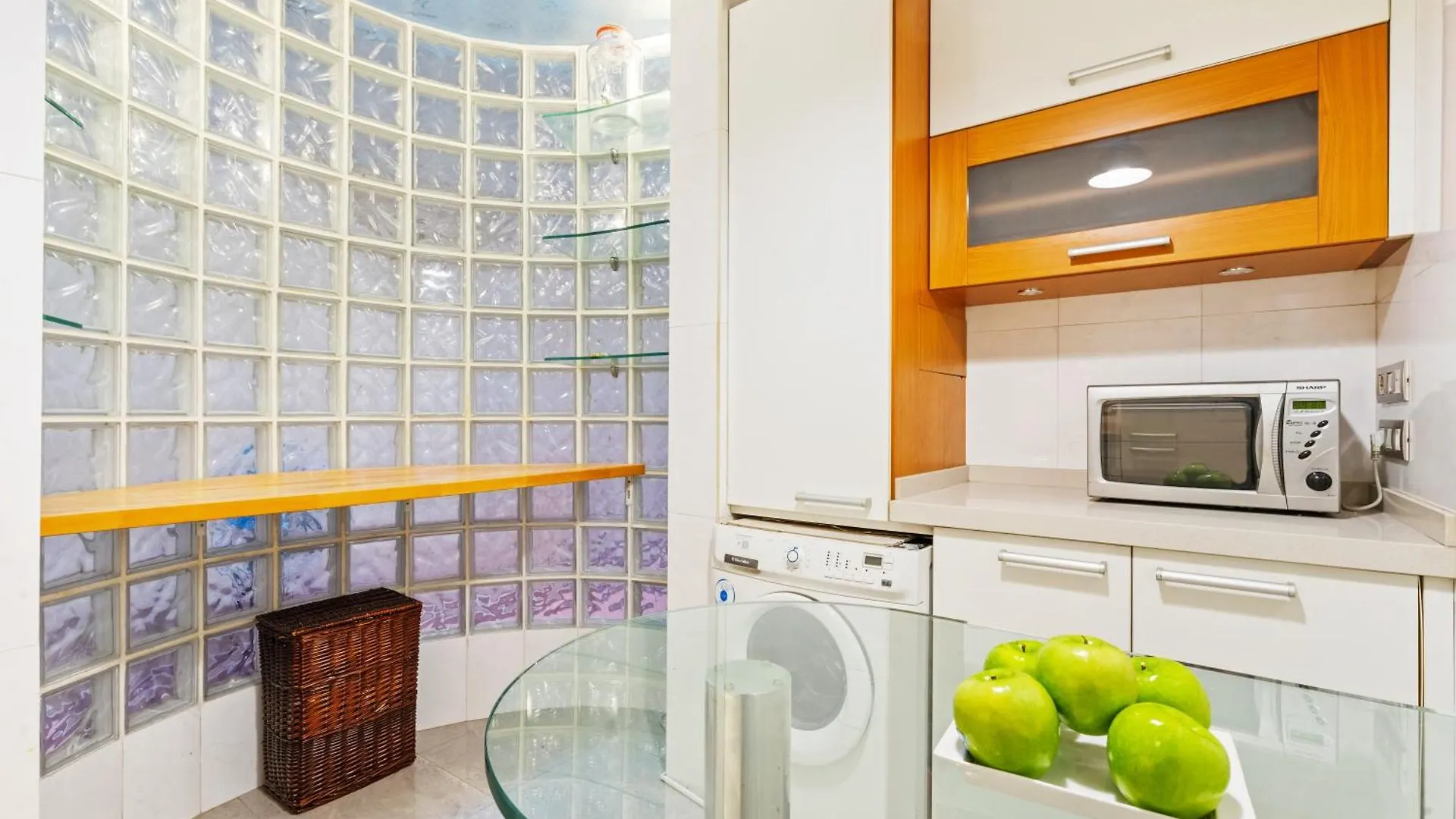 Quiet, Vibrant 2 Bedroom In Pedestrian Eixample Barcelona